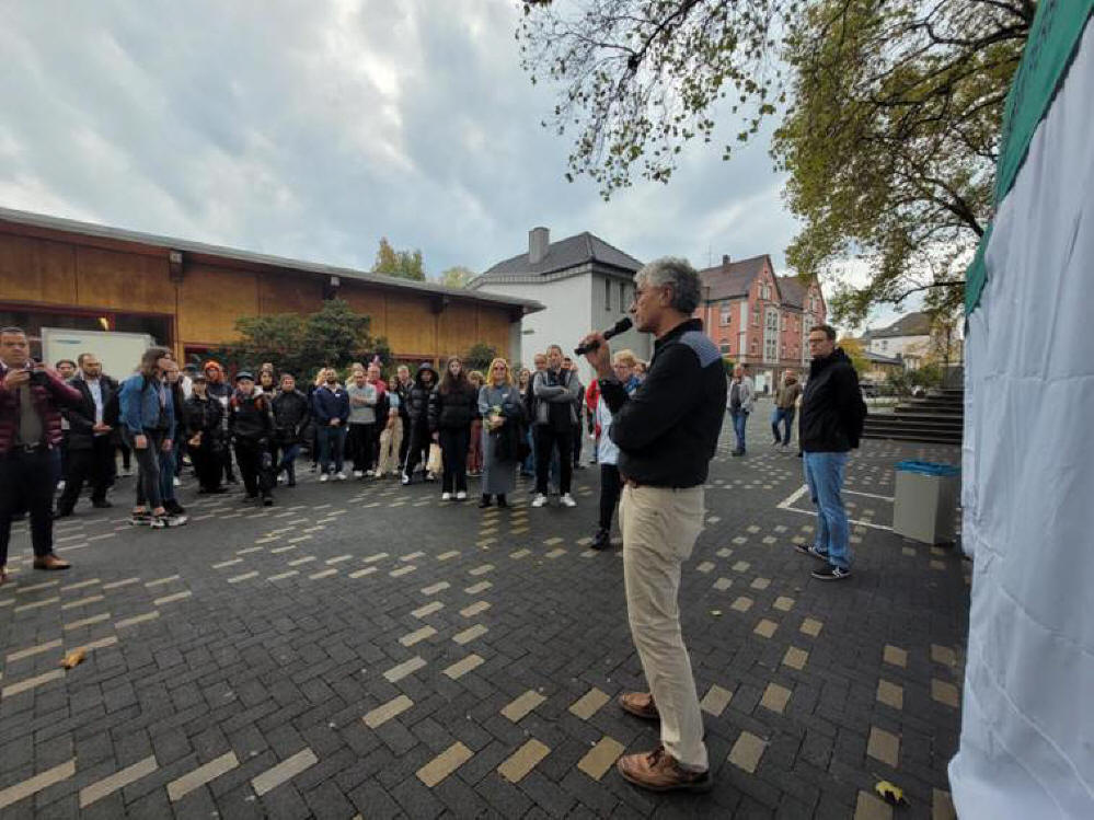 Ein Bild, das Text, draußen, Himmel, Gebäude enthält.