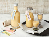 Ein Bild, das Drink, Saft, Milchprodukte, Flasche enthält.

Automatisch generierte Beschreibung
