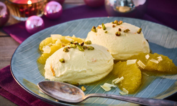 weisse schokoladencreme mit marinierten orangen