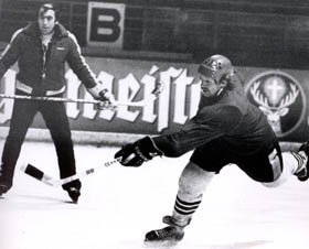 Ken Baird beim Schußtraining (im Hintergrund Otto Schneitberger)