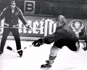 Ken Baird beim Schußtraining (im Hintergrund Otto Schneitberger)