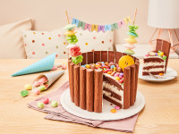 Ein Bild, das Nachspeise, Backwaren, Geburtstagstorte, Snack enthält.

Automatisch generierte Beschreibung