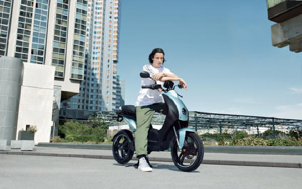 Wie lädt man einen Elektroroller auf? - FAQ - Peugeot Motocycles