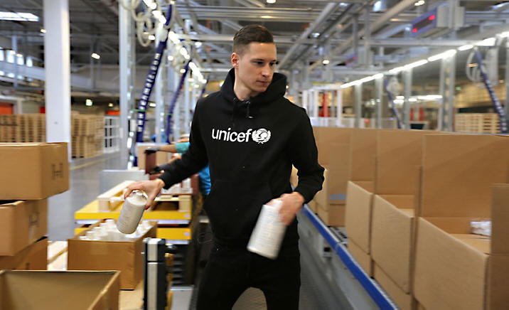 Julian Draxler packt UNICEF-Hilfspakete in Kopenhagen.